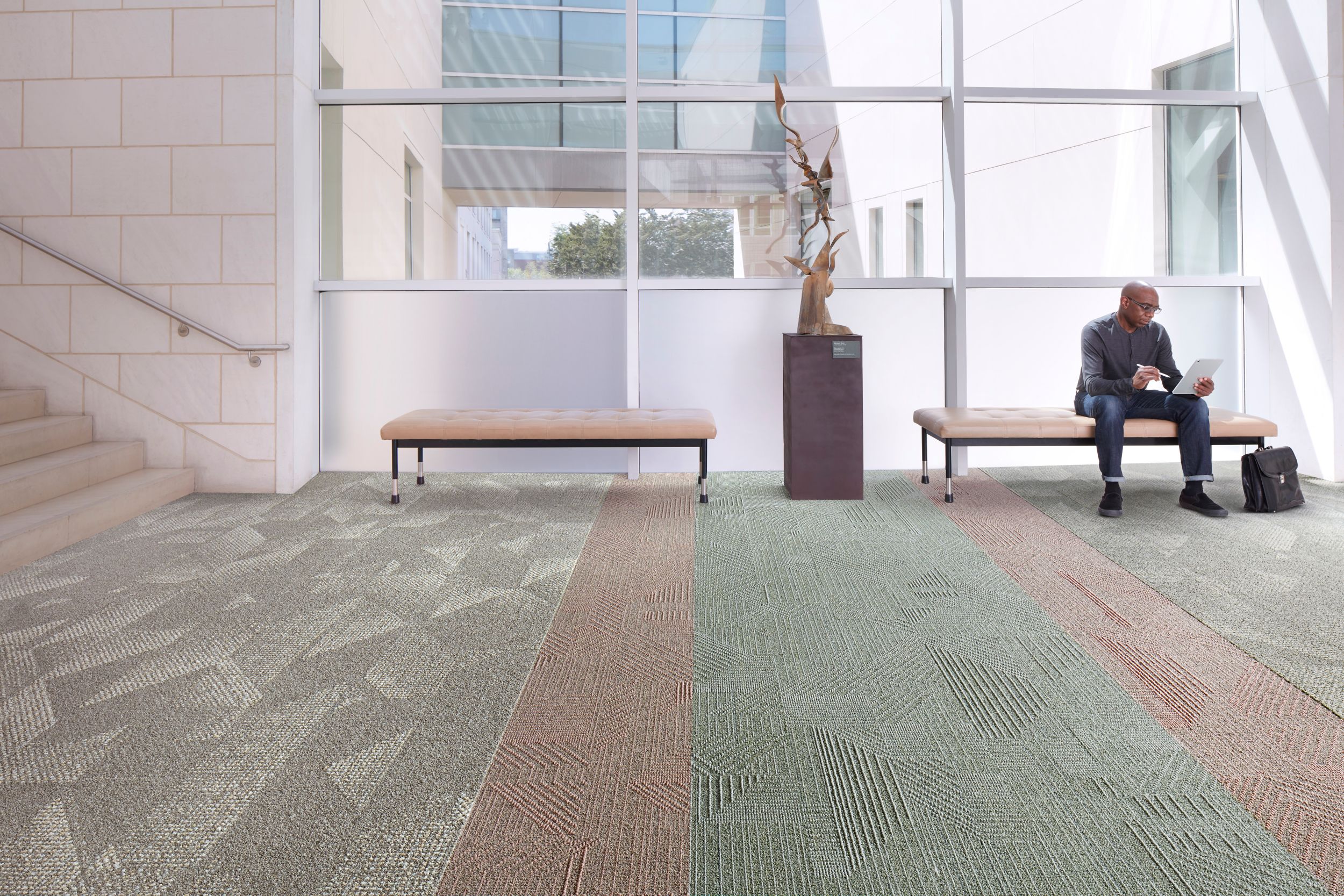 Interface Play the Angle and Spandrel plank carpet tile in seating area with man seated  numéro d’image 5